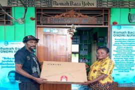 Pemprov Papua hadirkan internet bagi Rumah Baca di Kampung Yoboi