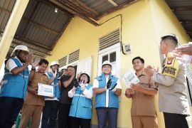 DPR RI tinjau pembangunan listrik desa di Landak, warga mulai nikmati listrik PLN