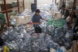FOTO - Penurunan setoran sampah plastik di bank sampah