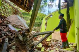 BPBD tangani dampak longsor terjang pemukiman di Nawangan Pacitan