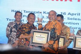 Dua perwira Jatanras Polda Jatim terima penghargaan PWI