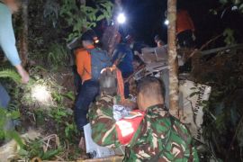 TNI AD kerahkan 209 prajurit evakuasi helikopter jatuh di kawasan hutan Sekadau