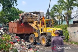 Dikeluhkan warga, tumpukan sampah Depo Kembar akhirnya diangkut