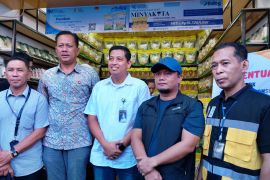 Bulog gandeng mitra mengatasi kelangkaan Minyakita di Makassar