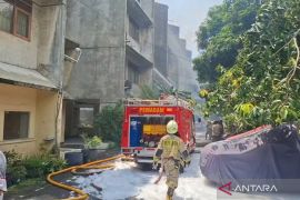 Petugas Gulkarmat padamkan kebakaran di Asrama Polisi Kalideres