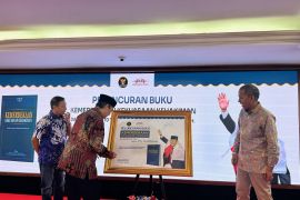 Hakim MK dan purna tugas serukan independensi peradilan melalui buku