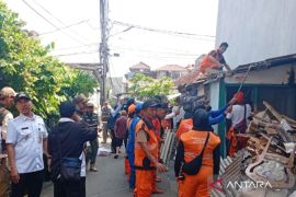 Pemkot Jaktim tertibkan bangunan liar untuk kelancaran saluran air