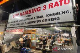 Menikmati "sate klatak" di tengah kota "Bumi Bersujud"