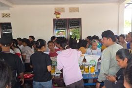 Bulog Maluku salurkan bantuan pangan untuk 8.729 penerima di Nusaniwe