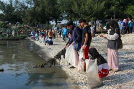 Gotong royong bersih-bersih pantai dari sampah