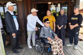 Bupati HSU serahkan bantuan kursi roda di Desa Tatah Laban