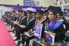 Rektor UNITRI ingatkan wisudawan terlibat aktif memajukan pembangunan
