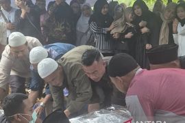 Pemakaman Fauzi Orbanta korban heli PK-CFX diiringi tangis haru