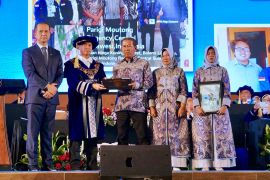 Mentrans serahkan ijazah almarhum wisudawan patriot ITS