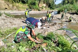 TNI hijaukan bantaran sungai Redelong rawan longsor cegah bencana di Bener Meriah, Aceh