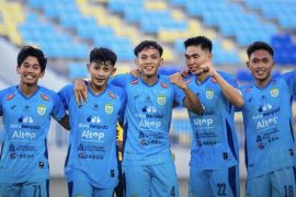 Persela Lamongan gilas Persipal Palu 7-1, jadi kado ultah ke-59