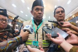 Kemenhaj bagikan Kartu Nusuk di Embarkasi Haji Padang