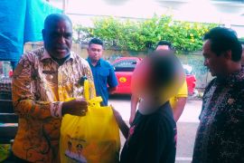 Pemkot Jayapura serahkan bantuan paket usaha bagi ODHIV