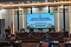 Wali Kota Lisa sampaikan capaian prestasi Banjarbaru di paripurna DPRD