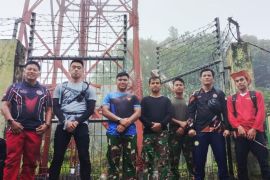 Kantor SAR uji repeater di puncak Gunung Ranai