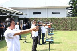 Imigrasi Sumut tingkatkan kesiapsiagaan ASN melalui pelatihan menembak