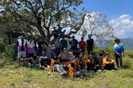 Mahasiswa KKN UIN Alauddin bersama warga perbaiki jalan Bukit Paralayang