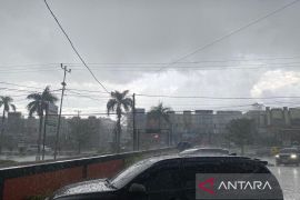 Hujan ringan diprakirakan guyur mayoritas wilayah Indonesia