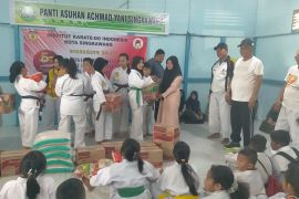 INKAI Pemkot Singkawang berbagi sembako untuk anak yatim