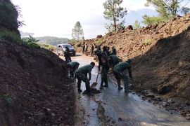 TNI buka akses jalan tertimbun longsor di Aceh Tengah