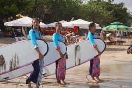Aksi peselancar tuli berkebaya taklukkan ombak Kuta dalam Kartini Go Surf 2026
