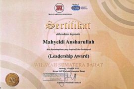 Gubernur Mahyeldi Menerima Penghargaan "Leadership Award" dari IAI Sumbar