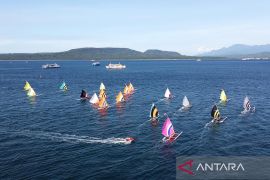 Penampakan udara puluhan perahu layar warna-warni hiasi selat Bali dalam balapan nelayan Banyuwangi