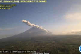 Gunung Semeru erupsi, muntahkan awan panas guguran sejauh empat kilometer
