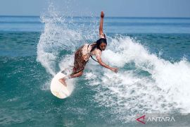 Peselancar perempuan gelar Kartini Go Surf 2026 di Pantai Kuta
