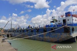 Antisipasi minyak tumpah, otoritas pelabuhan Babel pasang "oil boom"