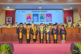 Unnes mengukuhkan empat guru besar baru