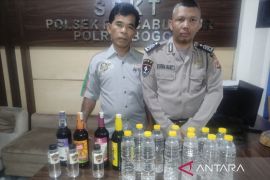 Polisi sita 20 botol miras ilegal di Rancabungur