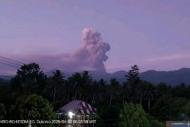 Gunung Dukono alami erupsi kembali, hembuskan abu vulkanik setinggi 1,4 kilometer