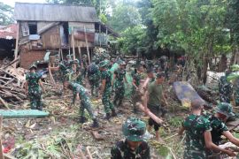 Ratusan personel gabungan "grebek sungai" di Bandar Lampung