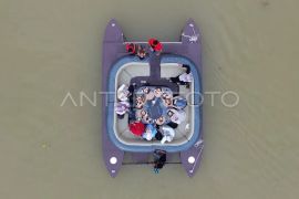 Kafe terapung di Sungai Batang Arau Padang