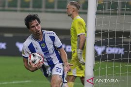 Thom Haye cetak gol pertama Persib dari titik penalti