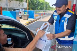 Jasamarga bagikan 400 bingkisan ke pengendara peringati Hari Konsumen Nasional