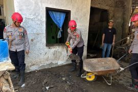 Polres Garut nenurunkan tim bersihkan lingkungan usai bencana banjir