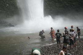 Tim SAR melakukan pencarian remaja hilang di air terjun Tiu Bombong