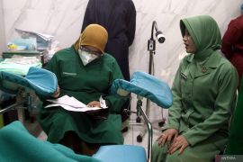 Pemeriksaan kanker serviks peringati Hari Kartini di Malang