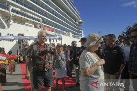 400 wisman penumpang kapal mengunjungi destinasi wisata di Kupang