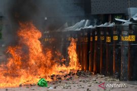 Simulasi penanganan aksi unjuk rasa di Polda Banten jelang Hari Buruh Internasional