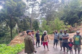 Polres Jayawijaya tutup akses jalan menuju dua distrik akibat tanah longsor