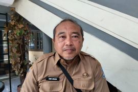 Jamaah calon haji Mataram terima rompi dan syal sebagai identitas