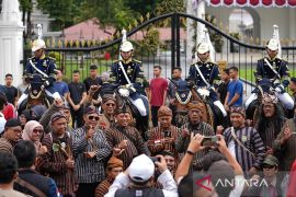 Politik kemarin, Semangat Bandung hingga Serah Terima Kawal Istana